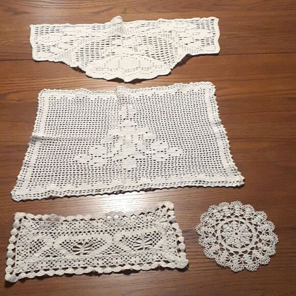 4 pc bundle vintage  white hand crocheted  doilies - Picture 1 of 12